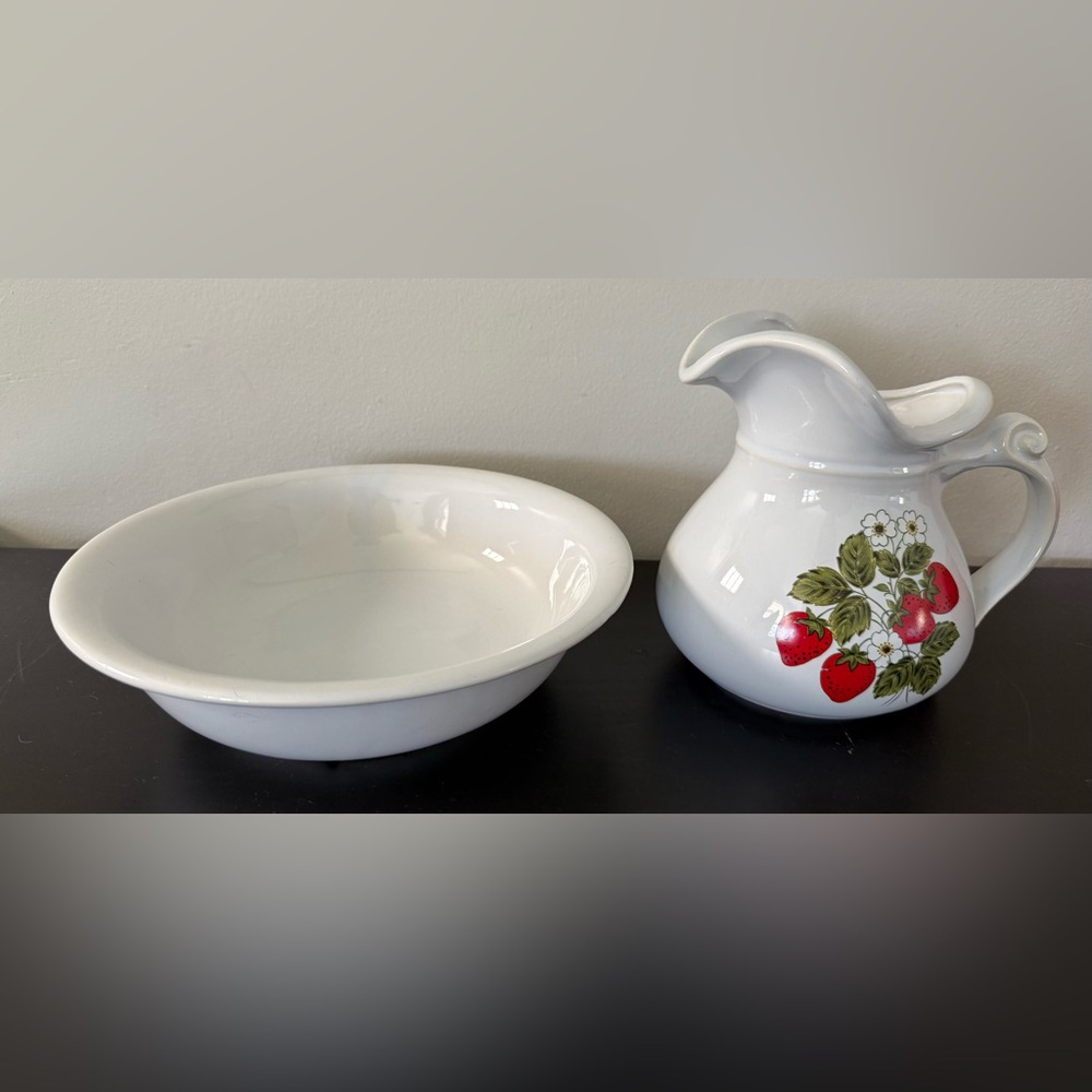 Vintage McCoy 7515 Strawberry Pitcher and Bowl Set - Picture 2 of 3